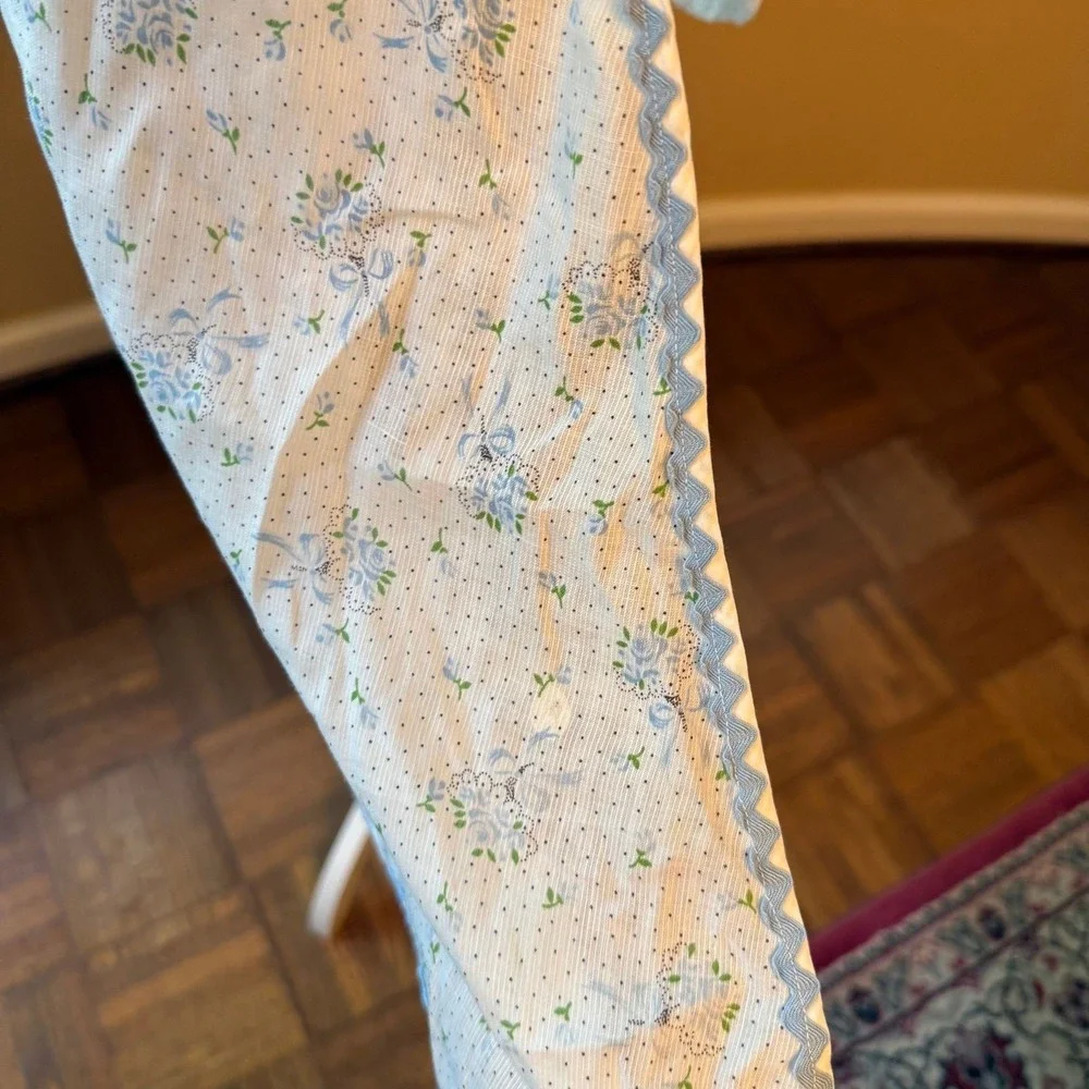 Vtg half apron light blue floral pattern side pocket ruffled hem rick-rack trim